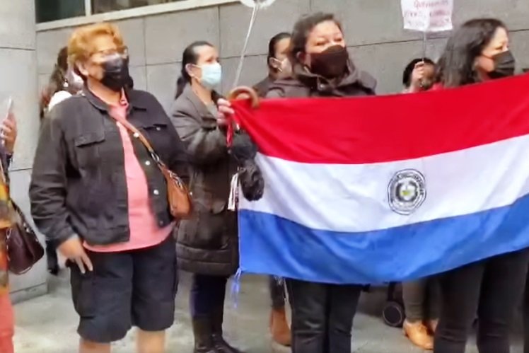 Comunidad paraguaya exigiendo esclarecimiento ante la muerte de Sandra Caballero