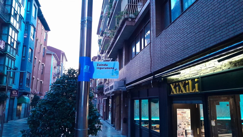 Una de las banderolas colocadas, en la Calle Jado